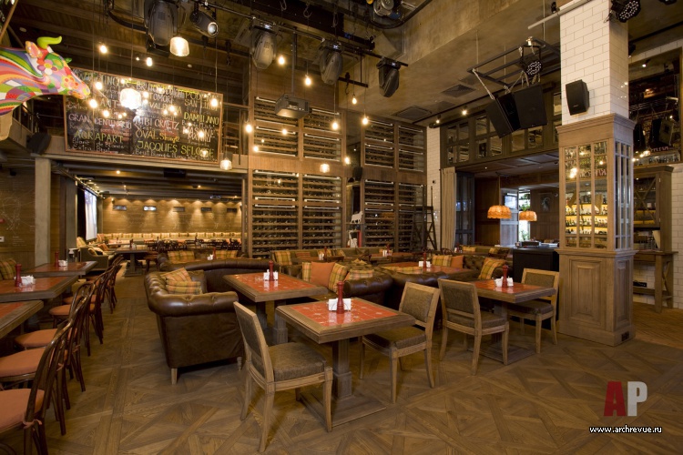 Фото интерьера винотеки ресторана в стиле фьюжн