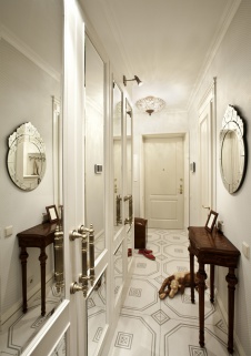 Фото интерьера входной зоны небольшой квартиры в стиле неоклассика