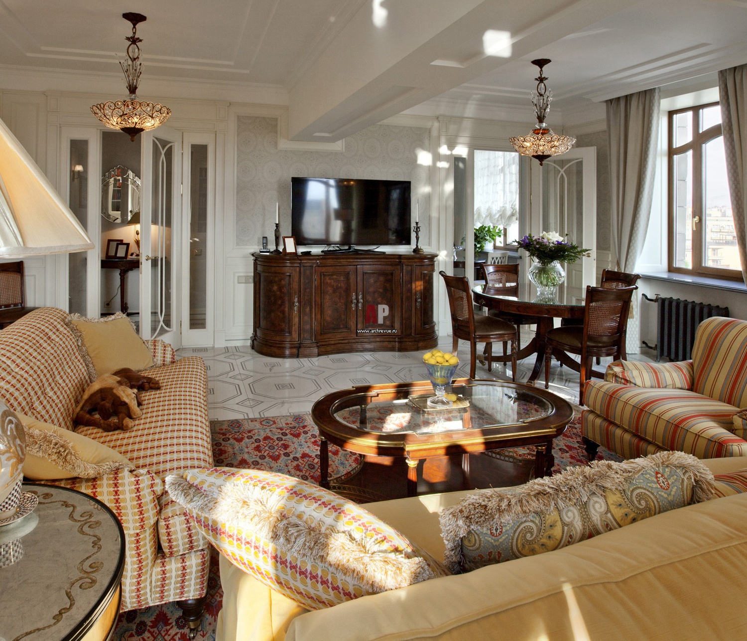 Фото интерьера домашнего кинотеатра небольшой квартиры в стиле неоклассика