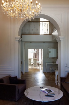 Фото интерьера гостиной небольшого дома в стиле неоклассика