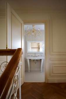 Фото интерьера санузла небольшого дома в стиле неоклассика