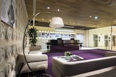 Фото интерьера входной зоны офиса в современном стиле