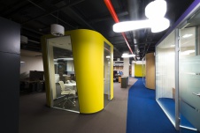 Фото интерьера рабочей зоны офиса в современном стиле