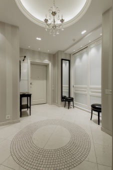 Фото интерьера входной зоны квартиры в стиле неоклассика