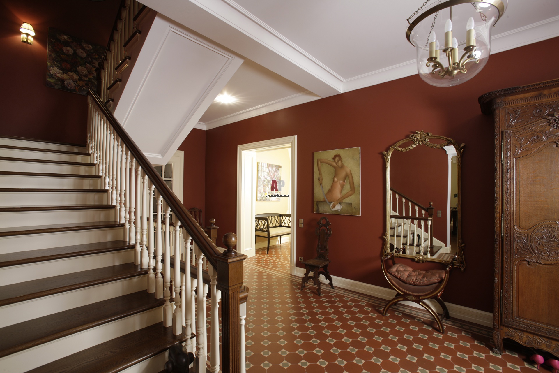 Дизайн холла с лестницей в классическом стиле