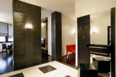 Фото интерьера входной зоны четырехкомнатной квартиры в стиле минимализм