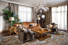 Фото интерьера гостиной двухуровневой квартиры в стиле неоклассика