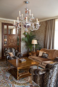 Фото интерьера гостиной двухуровневой квартиры в стиле неоклассика