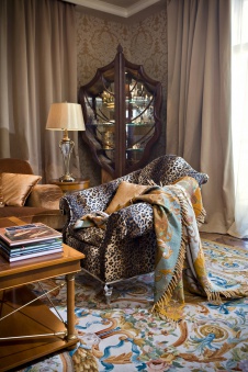 Фото интерьера гостиной двухуровневой квартиры в стиле неоклассика