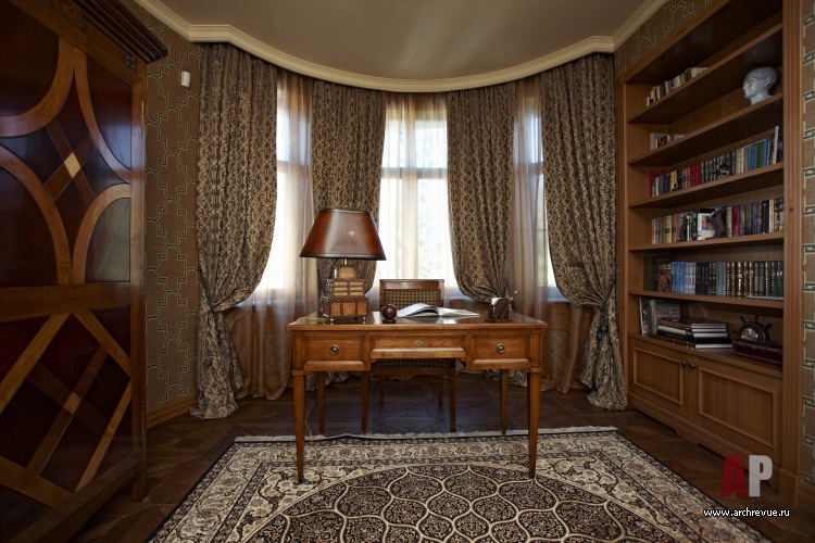 Фото интерьера кабинета двухуровневой квартиры в стиле неоклассика Фото интерьера библиотеки двухуровневой квартиры в стиле неоклассика