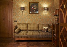 Фото интерьера кабинета двухуровневой квартиры в стиле неоклассика