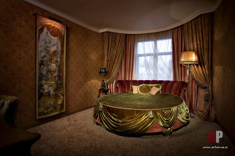 Фото интерьера спальни двухуровневой квартиры в стиле неоклассика