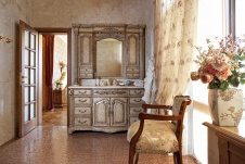 Фото интерьера санузла двухуровневой квартиры в стиле неоклассика