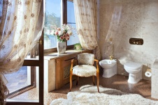 Фото интерьера санузла двухуровневой квартиры в стиле неоклассика