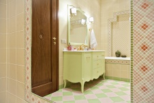 Фото интерьера санузла двухуровневой квартиры в стиле неоклассика