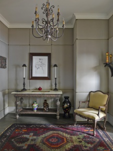 Фото интерьера входной зоны двухэтажного дома в стиле фьюжн