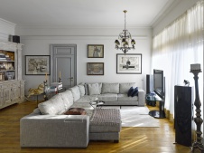 Фото интерьера гостиной двухэтажного дома в стиле фьюжн