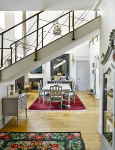 Фото интерьера столовой двухэтажного дома в стиле фьюжн