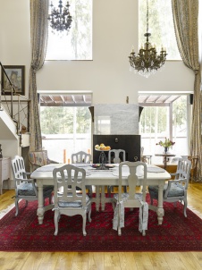 Фото интерьера столовой двухэтажного дома в стиле фьюжн