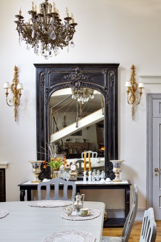 Фото интерьера столовой двухэтажного дома в стиле фьюжн