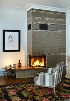 Фото интерьера каминной двухэтажного дома в стиле фьюжн