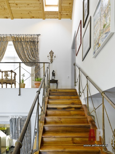 Фото интерьера лестницы двухэтажного дома в стиле фьюжн