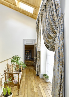Фото интерьера коридора двухэтажного дома в стиле фьюжн