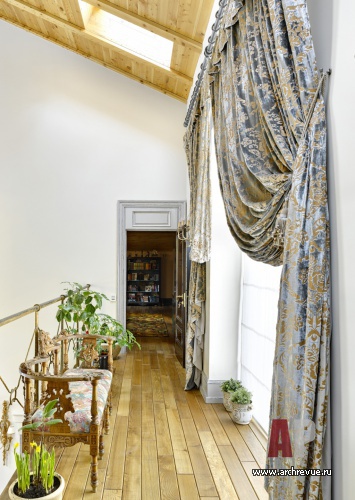 Фото интерьера коридора двухэтажного дома в стиле фьюжн