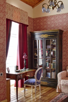 Фото интерьера кабинета двухэтажного дома в стиле фьюжн Фото интерьера библиотеки двухэтажного дома в стиле фьюжн