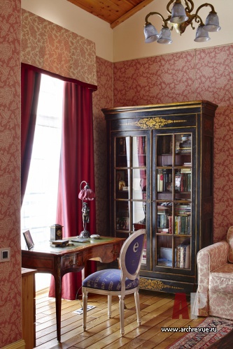 Фото интерьера кабинета двухэтажного дома в стиле фьюжн Фото интерьера библиотеки двухэтажного дома в стиле фьюжн