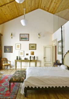 Фото интерьера спальни двухэтажного дома в стиле фьюжн