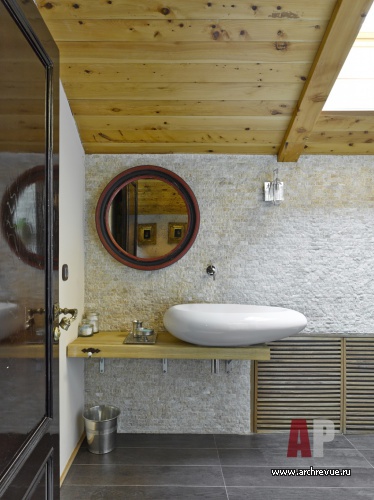 Фото интерьера гостевого санузла двухэтажного дома в стиле фьюжн