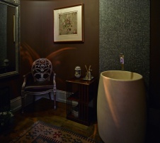 Фото интерьера санузла двухэтажного дома в стиле фьюжн