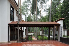 Фото фасада двухэтажного дома в стиле фьюжн