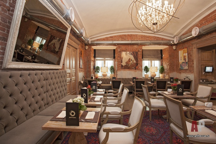 Фото интерьера зала ресторана в стиле фьюжн