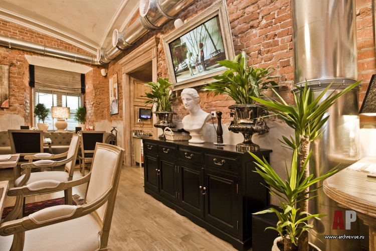 Фото интерьера входной зоны ресторана в стиле фьюжн