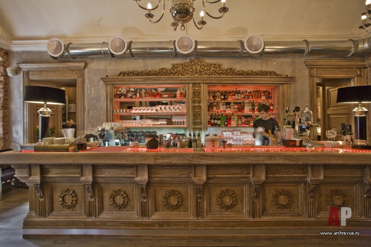 Фото интерьера барной зоны ресторана в стиле фьюжн