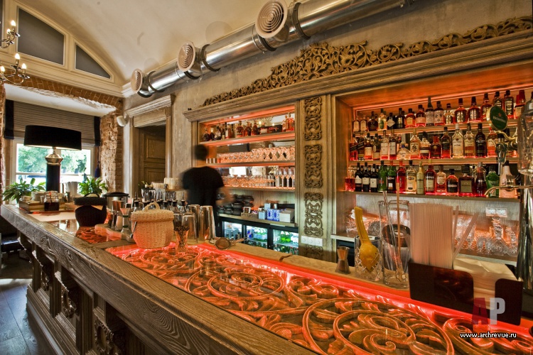 Фото интерьера барной зоны ресторана в стиле фьюжн