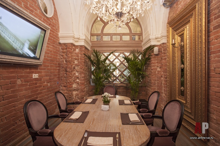 Фото интерьера банкетного зала ресторана в стиле фьюжн