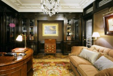 Фото интерьера кабинета квартиры в стиле классика Фото интерьера библиотеки квартиры в стиле классика 