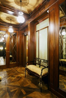 Фото интерьера гардеробной квартиры в стиле классика
