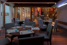 Фото интерьера зала ресторана в современном стиле