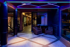 Фото интерьера входной зоны ресторана в современном стиле