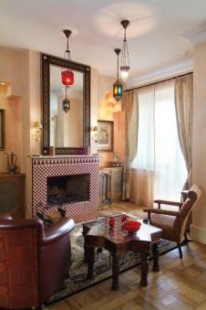 Фото интерьера каминной квартиры в восточном стиле Фото интерьера гостиной квартиры в восточном стиле