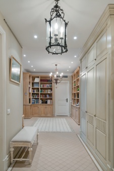 Фото интерьера входной зоны квартиры в стиле неоклассика