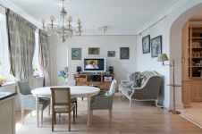 Фото интерьера гостиной квартиры в стиле неоклассика