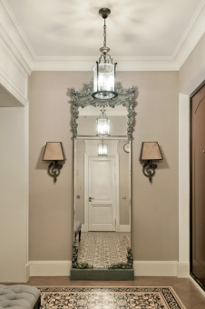 Фото интерьера входной зоны квартиры в стиле неоклассика