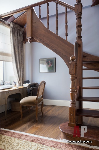Фото интерьера лестницы квартиры в стиле неоклассика