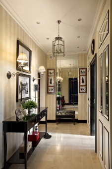 Фото интерьера входной зоны небольшой квартиры в стиле неоклассика