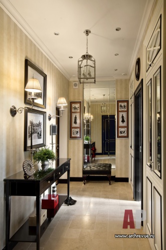 Фото интерьера входной зоны небольшой квартиры в стиле неоклассика